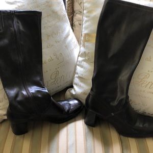 High boots in dark brown.